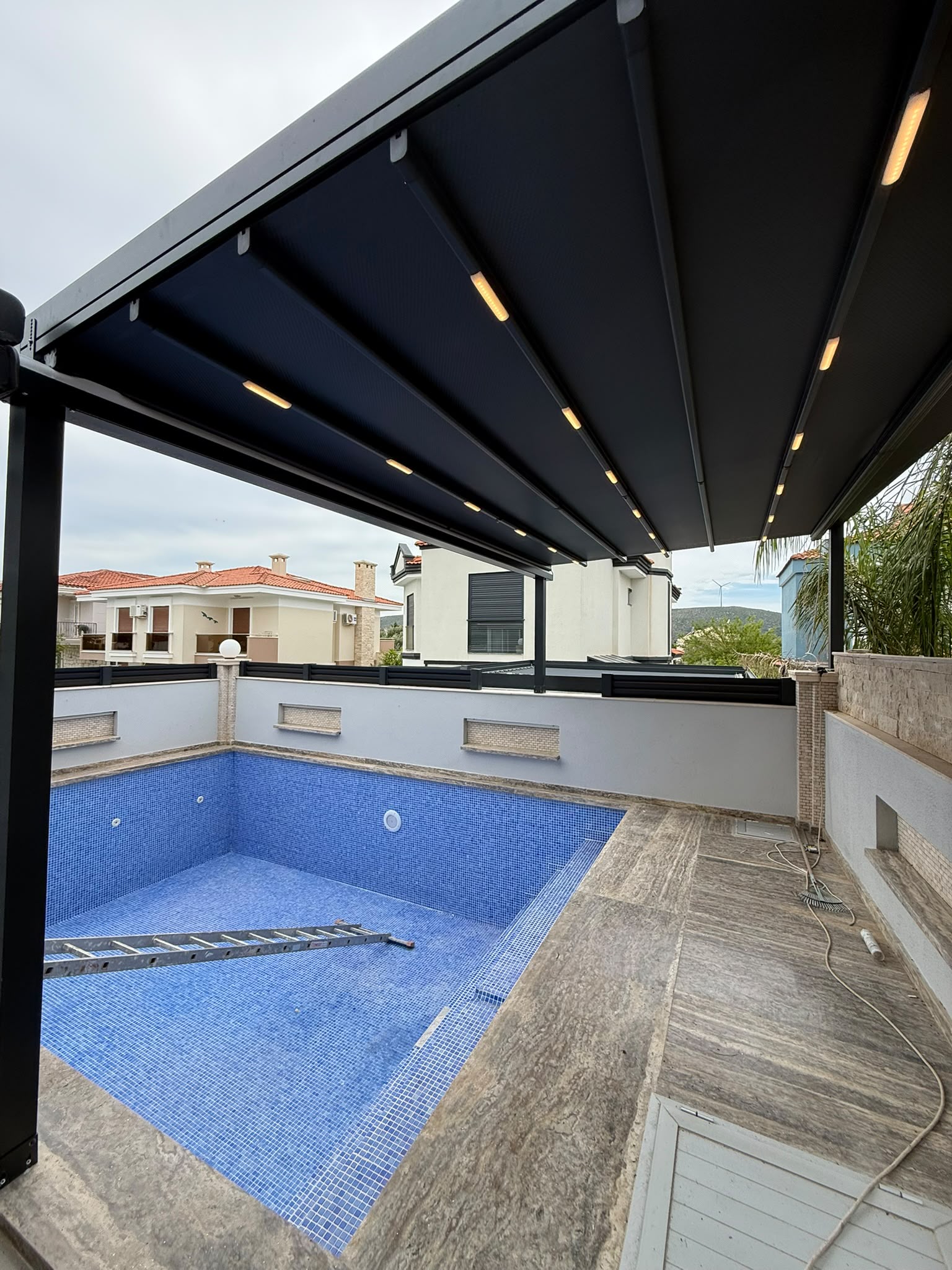 Çeşme Rolling Roof Otomatik Tente — Emir Tente